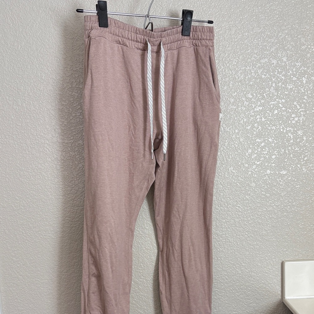 Vuori women’s Light Rose Joggers
